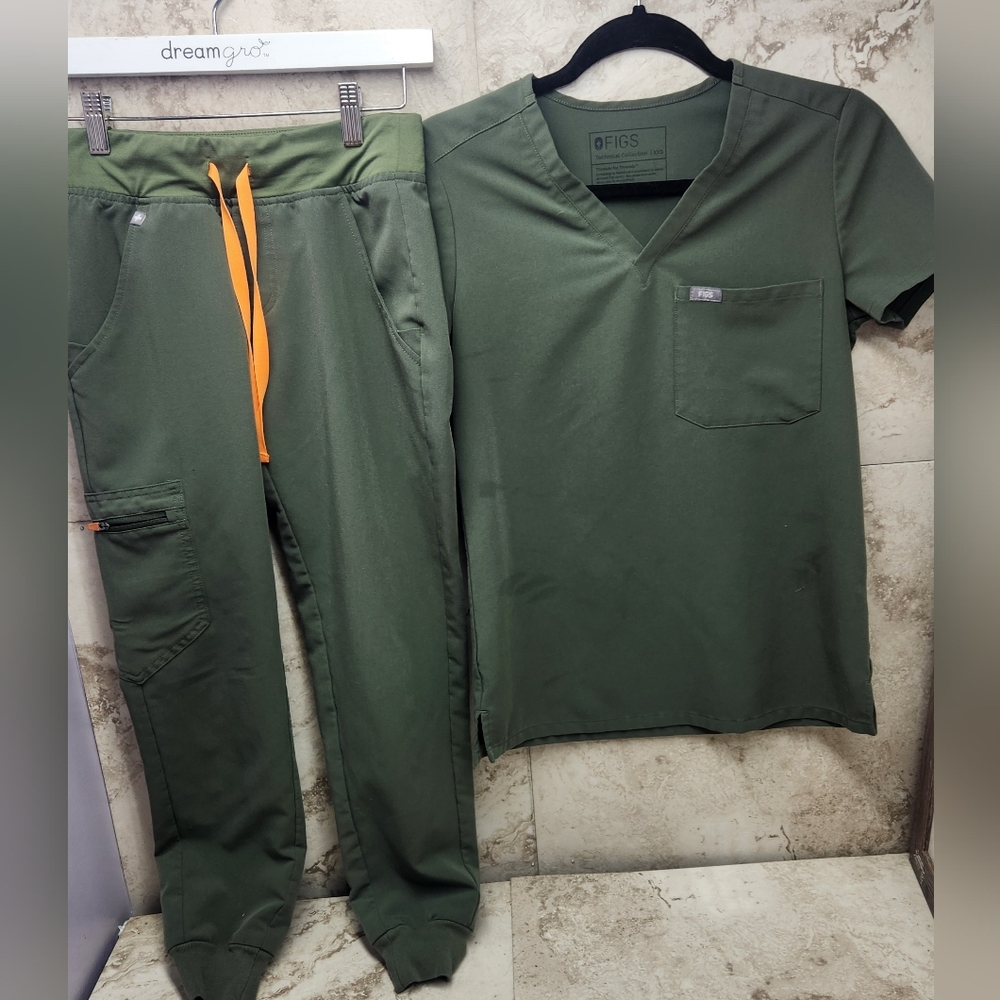 FIGS Zamora jogger scrub set in moss green with orange accents. Xxs & Xxs Petite
